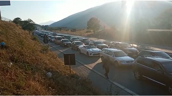 Masat e Kurtit bllokojnë kufirin me Shqipërinë: ​Radhë kilometrike për të hyrë në Kosovë