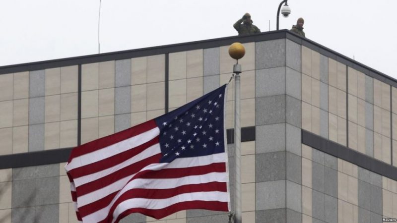 Reagon ashpër Ambasada e ShBA-ve pas aksionit në Veri: Përmbahuni, menjëherë, pa vonesë