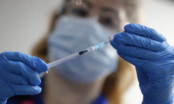Javën e ardhshme në Britani nis vaksinimi nga 12 deri në 15 vjeç