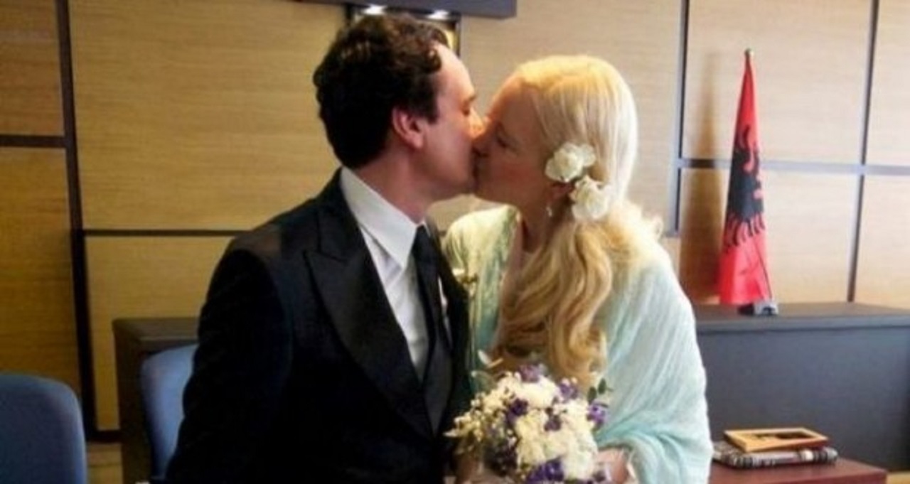 Policët tanë shahen në veri, gruaja e kryeministrit promovon libër në Beograd