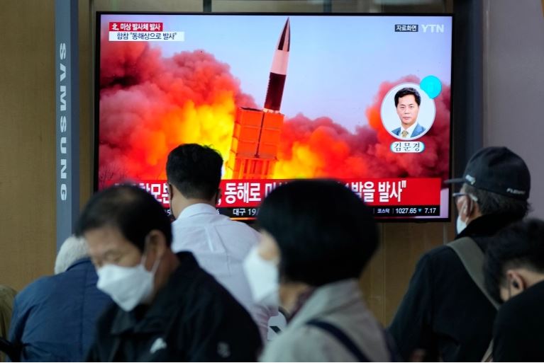 Koreja e Veriut lëshon raketa me rreze të shkurtër në det