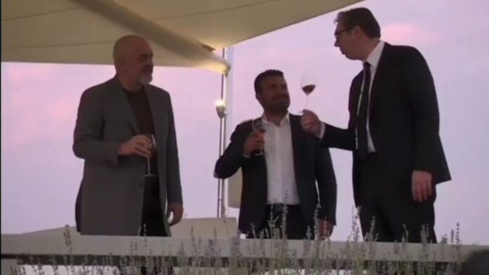 Duke pirë verë me Ramën dhe Zaevin, Vuçiq promovon ‘Ballkanin e Hapur’