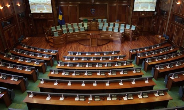 Rregullorja e re e Kuvendit – Deputetëve që mungojnë në seanca do t’iu zbritet paga bazë