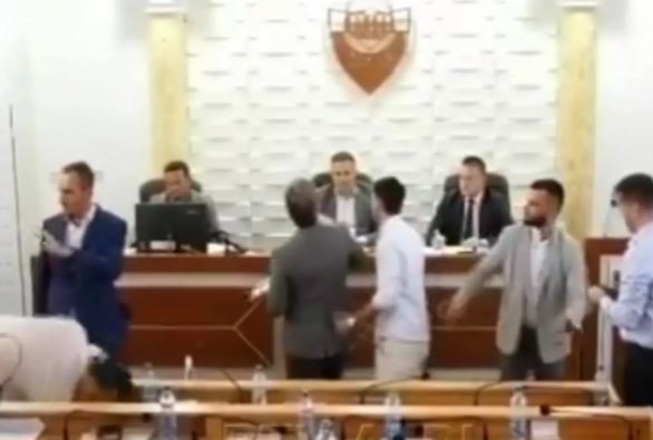 Tensione në Kuvendin e Preshevës: Gjuaje me ujë, fyerje dhe shkulje mikrofonash (VIDEO)