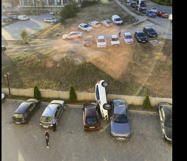 Prishtinë: E parkoi kerrin në bari, rrokulliset si lodër në parking