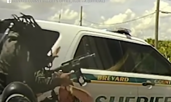 Policëve të Floridës iu zihet pritë me të shtëna vdekjeprurëse, sulmi u kap në video