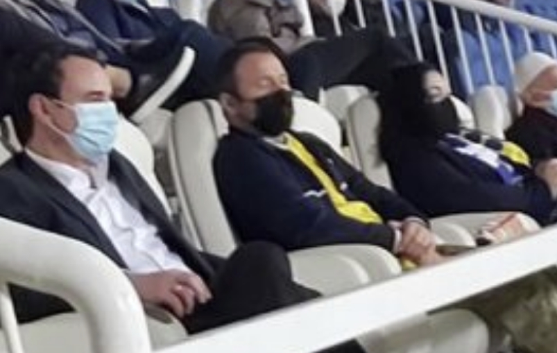 Latifi kritikon praninë e liderëve në stadium: Marre të dalldisesh në një kohë morti të madh