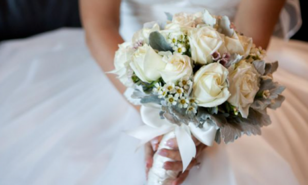Arsyet pse nuset mbajnë buqetë me lule ditën e dasmës