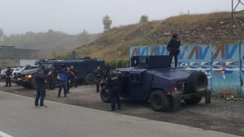 “Protestën nuk ua ndalojmë…”- pjesëtari i Policisë së Kosovës iu flet shqip protestuesve serb