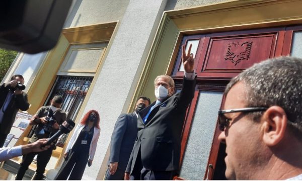 Sali Berisha i shpall luftë Lulzim Bashës: Sot nis beteja jonë ndaj pazareve të turpshme