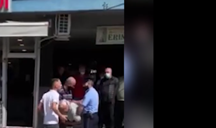 “Ma këpute dorën”: Polici prangos të moshuarin mes britmash e çirrjesh në Vushtrri (Video)