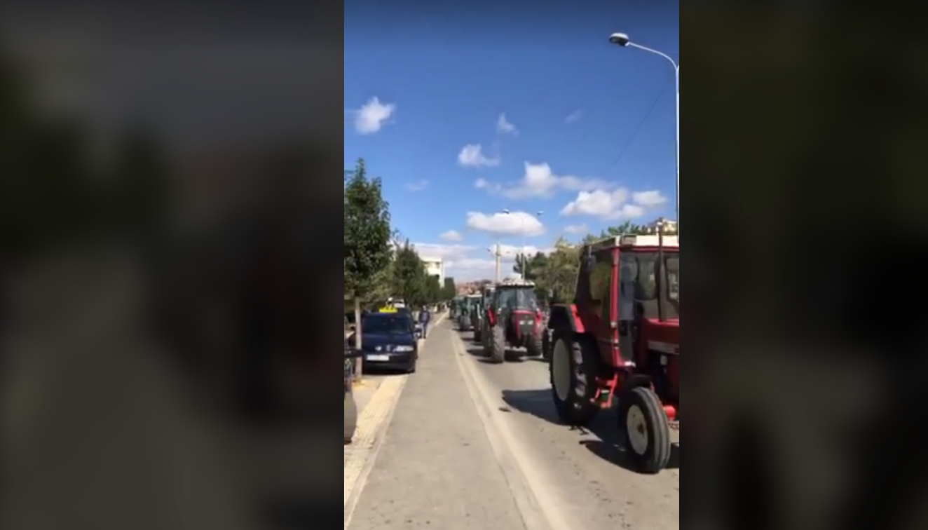 Traktorët pushtojnë Prishtinën shkaku i Pecit: Prodhohet ndotje akustike mbrapa Teatrit (Video)