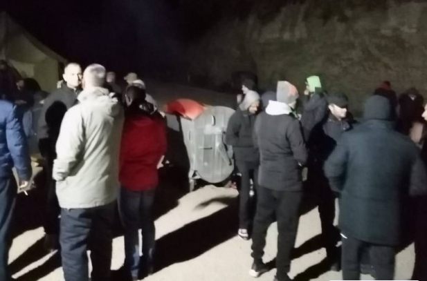 Serbët kufi-bllokues në veri lënë alkoolin e zjarrin, ‘masturbojnë’ me helikopterin serb