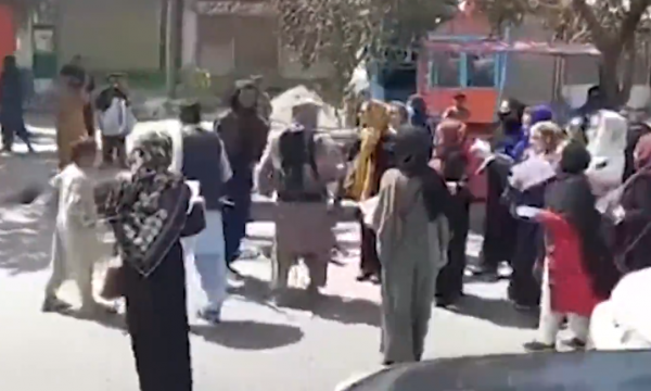 Talibanët përdorin gaz lotsjellës ndaj grave protestuese
