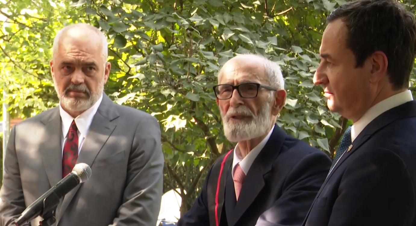 Rexhep Qosja lavdëron Edi Ramën dhe Albin Kurtin pasi merr çmimin: Ia huq kuptimin fjalës ‘intelektual’