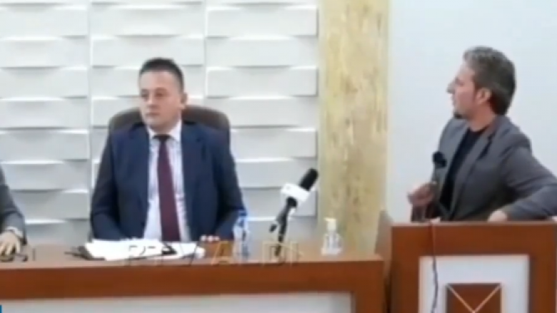 Skena të shëmtuara në Kuvendin e Preshevës: Shqipërim Arifi shan, shkul mikrofonin, hedh ujë, gris dokumente