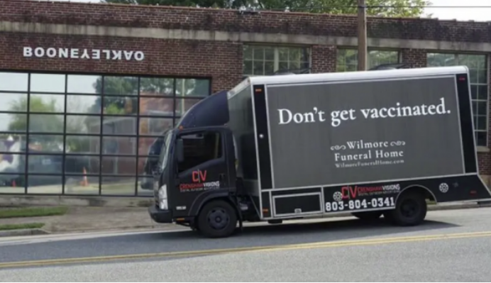 Fushata interesante me kamion kufomash: Mos u vaksinoni, shihemi së shpejti