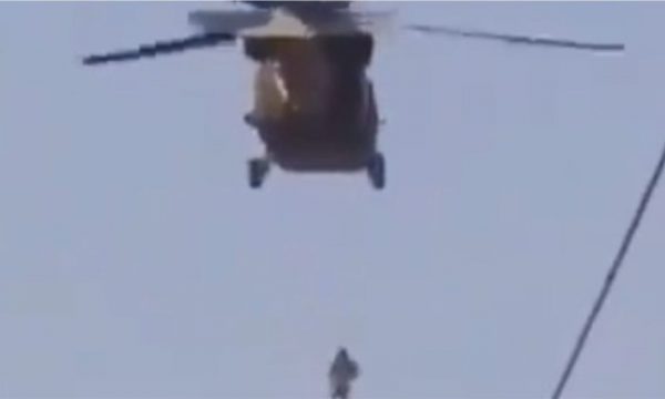 Talebanët vrasin përkthyesin e amerikanëve dhe e varin në helikopter, publikohen pamjet