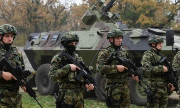 Për tri vjet Serbia investoi 500 milionë dollarë në ushtri, njohësi i sigurisë thotë se po rrezikohet Kosova