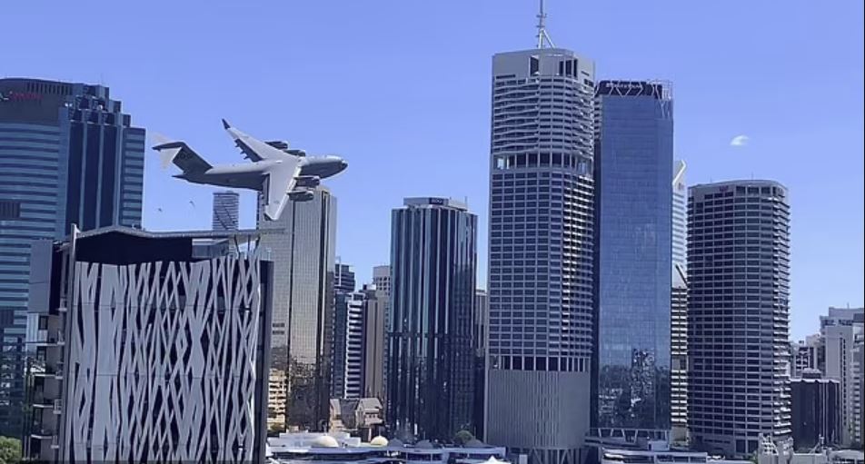 E tmerrshme: Aeroplani në Australi ua kujton qytetarëve të Brisbane 11 shtatorin e Kullave Binjake