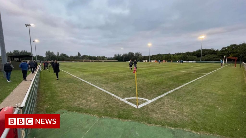 Dramë në Angli: futbollisti 17 vjeçar humb jetën në fushë pas infarktit