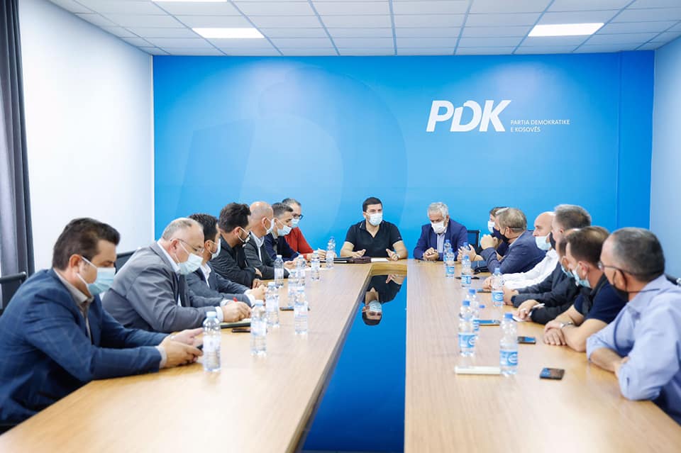 Memli Krasniqi takohet me kandidatët e PDK-së për kryetar të komunave