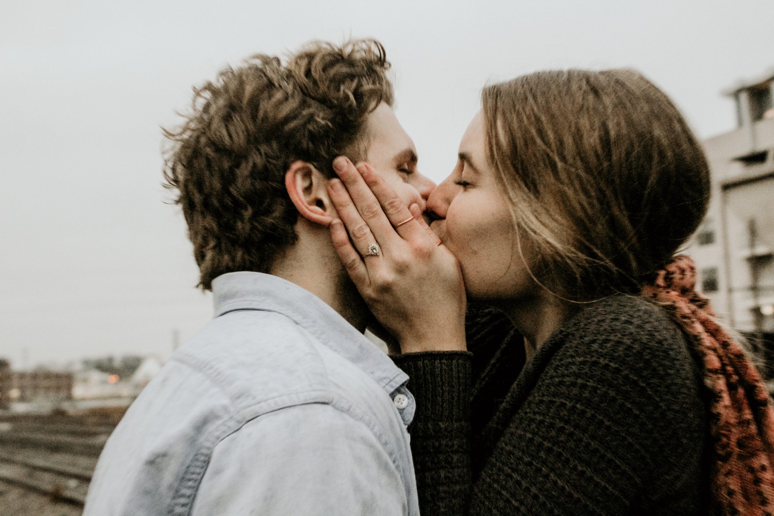 Sa shpesh puthesh me partnerin/en? Zbuloni ç’tregon kjo për lidhjen tuaj!