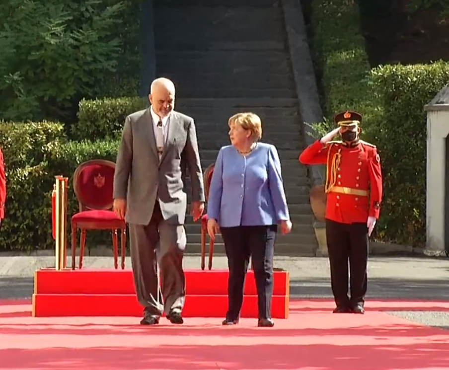 Merkel pritet me ceremoni nga Rama te Pallati i Brigadave