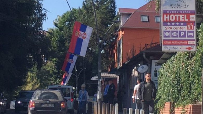 Serbia mbush Veriun e Kosovës me flamuj të saj – Policia s’di gjë
