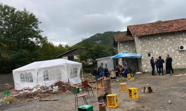 Banorët serbë e Njësia Speciale vazhdojnë të qëndrojnë në Jarinje, bllokohen gazetarët