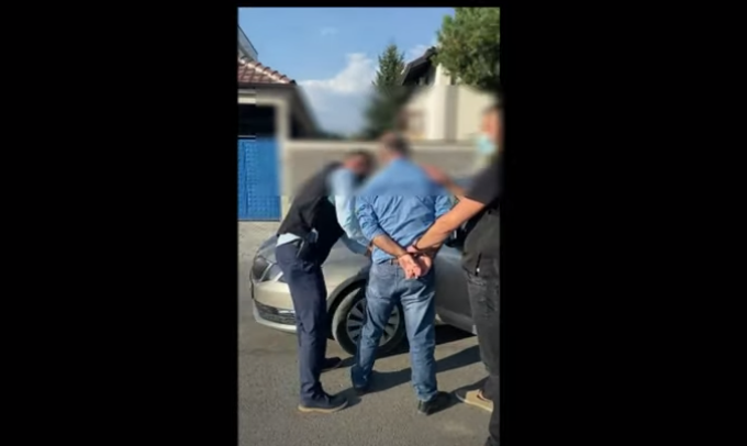 Momenti kur policia e Kosovës arreston të dyshuarit për fajde (Video)