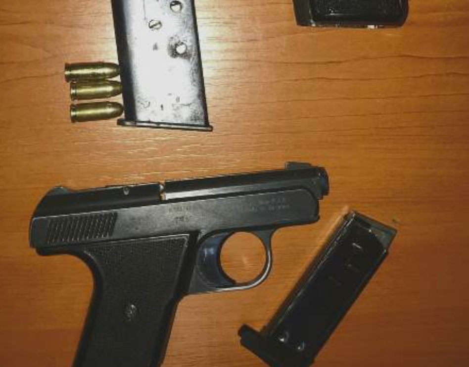 Policia i gjen dy armë brenda BMW-së, arrestohet një person në Prishtinë
