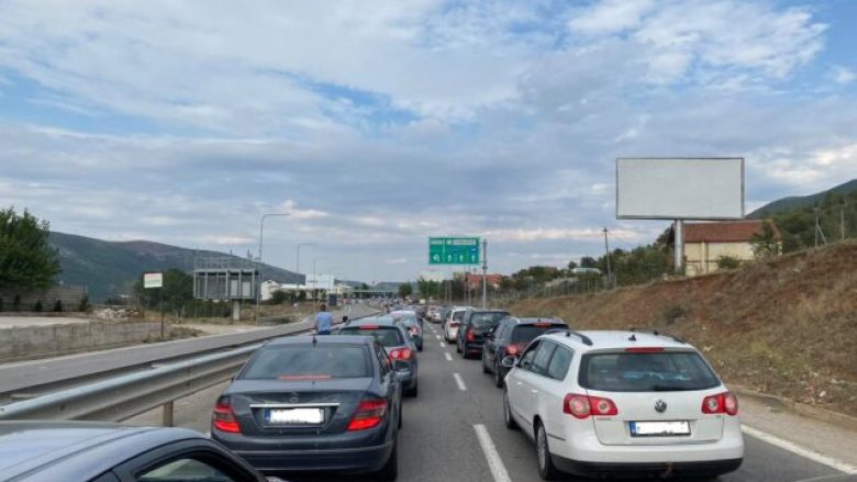 Tollovi në pikat kufitare, sërish kolona të gjata të automjeteve për të dalë nga Kosova