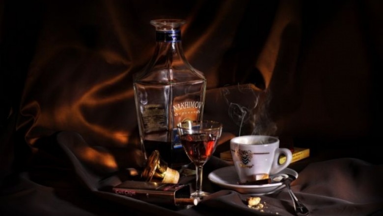 Shqiptarët këtë vit pinë më shumë alkool, kafe e pije energjike