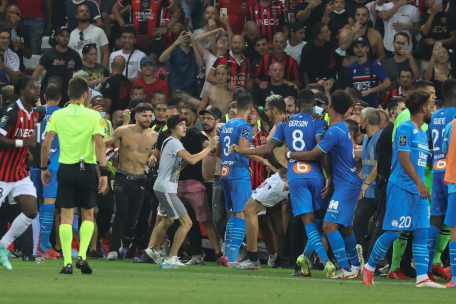 Pushtim i fushës nga fansat dhe dhunë si në filma, Nice e pëson keq: Ky është vendimi për Marseillen