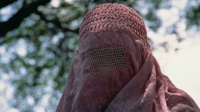 Nëna vetushqyese tregon tmerrin pas ardhjes në pushtet të talebanëve: Burrat e armatosur deshën të ma marrin vajzën