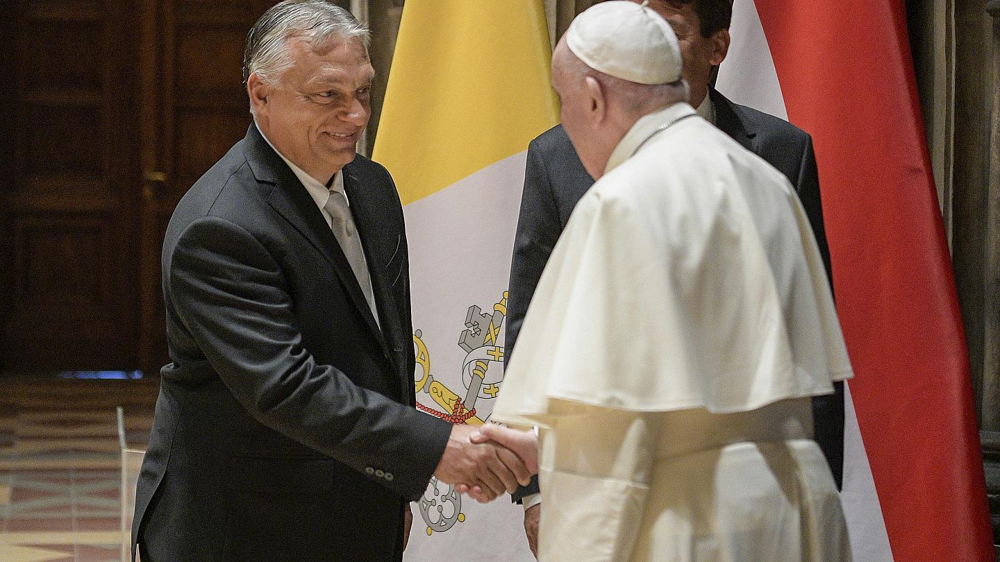 Papa Françesku takohet me kryeministrin Viktor Orban në Hungari, kritikon veprimet e këtij të fundit