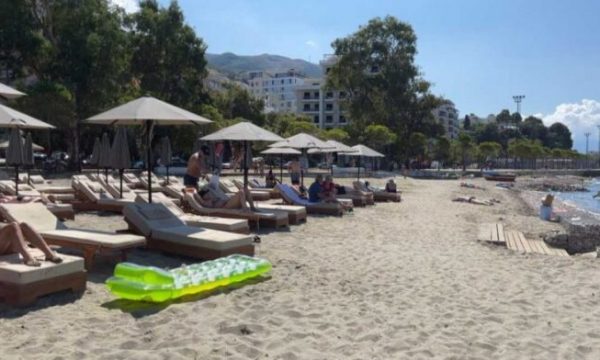 Kosovarët ia mësyjnë detit edhe në shtator, mbushet plazhi i Vlorës