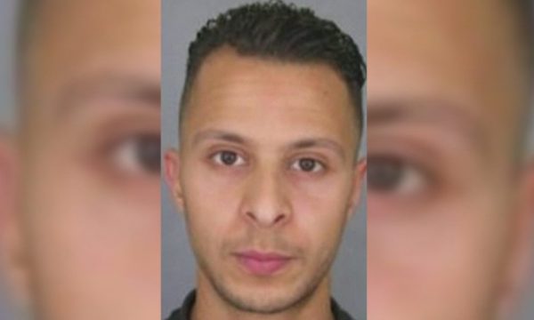 Sulmet terroriste në Paris, nis “gjyqi i shekullit”, i dyshuari u bërtet gjykatësve