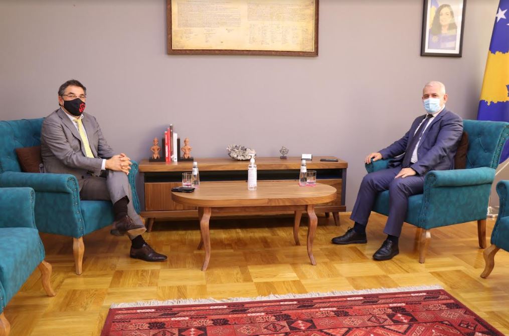 Ministër Sveçla takon ministër Çuçin: Premtohet thellim i bashkëpunimit Kosovë-Shqipëri