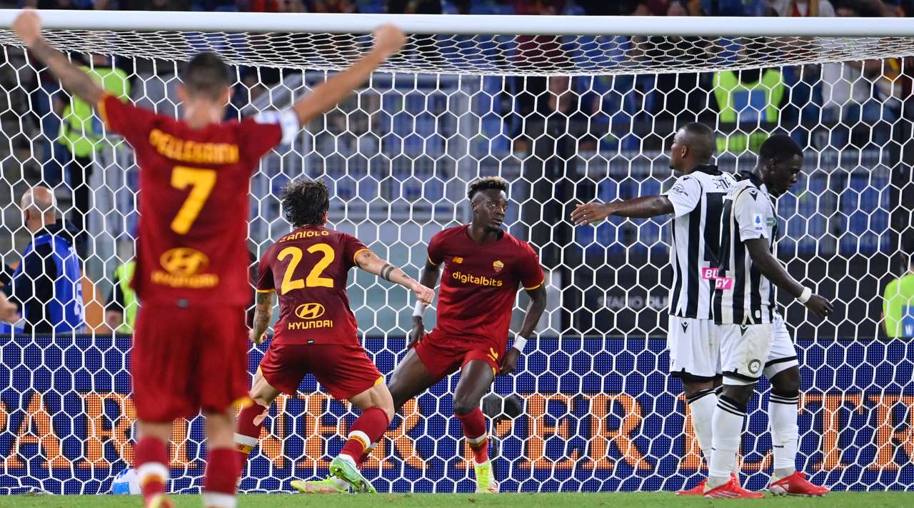 Roma qëndron në hap me liderët, mposht Udinesen për të bërë presion në top katërshe