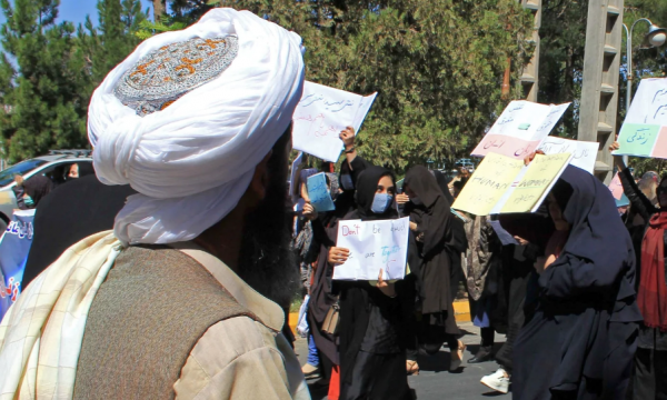 Talibanët përdorën kamxhikë e shkopinj kundër grave që protestuan
