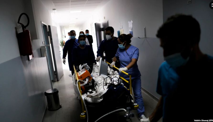 Trondit infermierja kosovare: E pamundur të kujdesesh për krejt pacientët me Covid-19