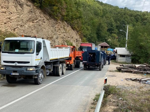 ​Serbët bllokojnë rrugën Zubim Potok-Bërnjak, disa vetura kthehen në Serbi