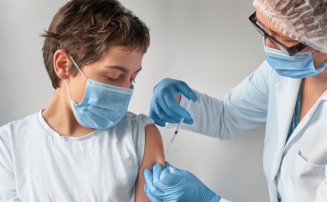 Djemtë e kësaj moshe janë më të rrezikuar nga efektet anësore të vaksinave të Covid