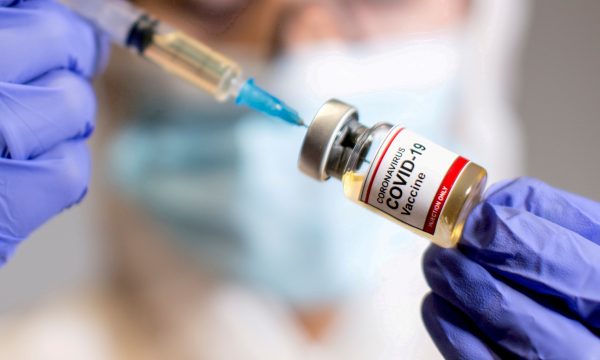 BioNTech, Moderna e Johnson po punojnë për vaksinën e re kundër Omicron