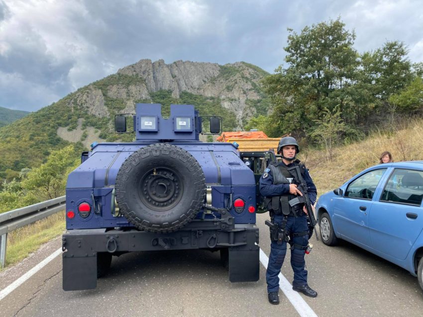 Situata në veri: Policia e Kosovës dhe xhandarmëria serbe vështrojnë njëra tjetrën nga larg