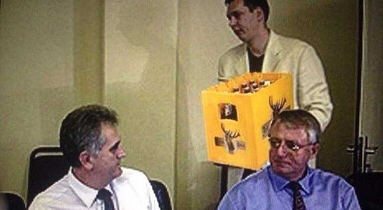 Vuçiq komenton foton e famshme ku po i sillte një gajbe birrash Sheshelit: Ai s’pinte birra kurrë