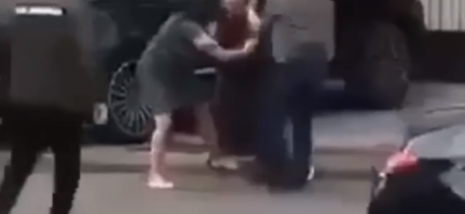 Një grua e një burrë rrahin brutalisht një vajzë në Pejë (Video)