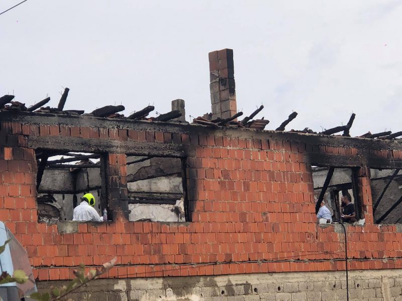 Nga zjarri u lënduan edhe tre familjarë të fëmijëve të vdekur në Gjakovë, prindi i njërit në gjendje të rëndë